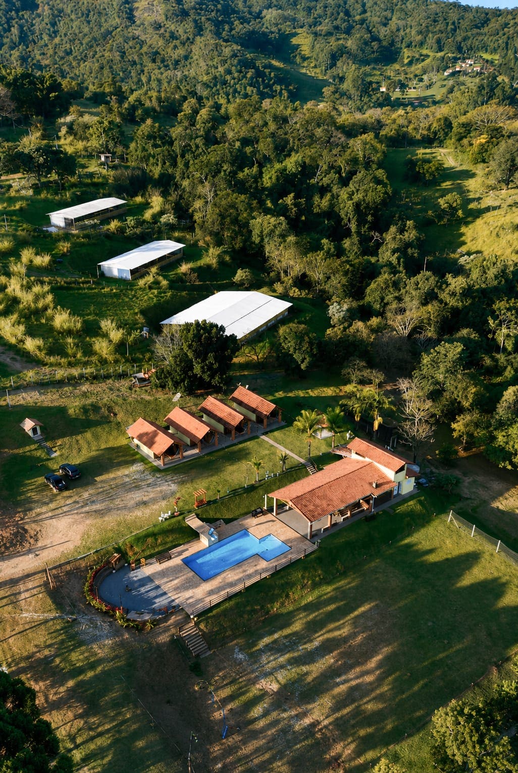Vista aérea do Sítio Theodora entre as montanhas