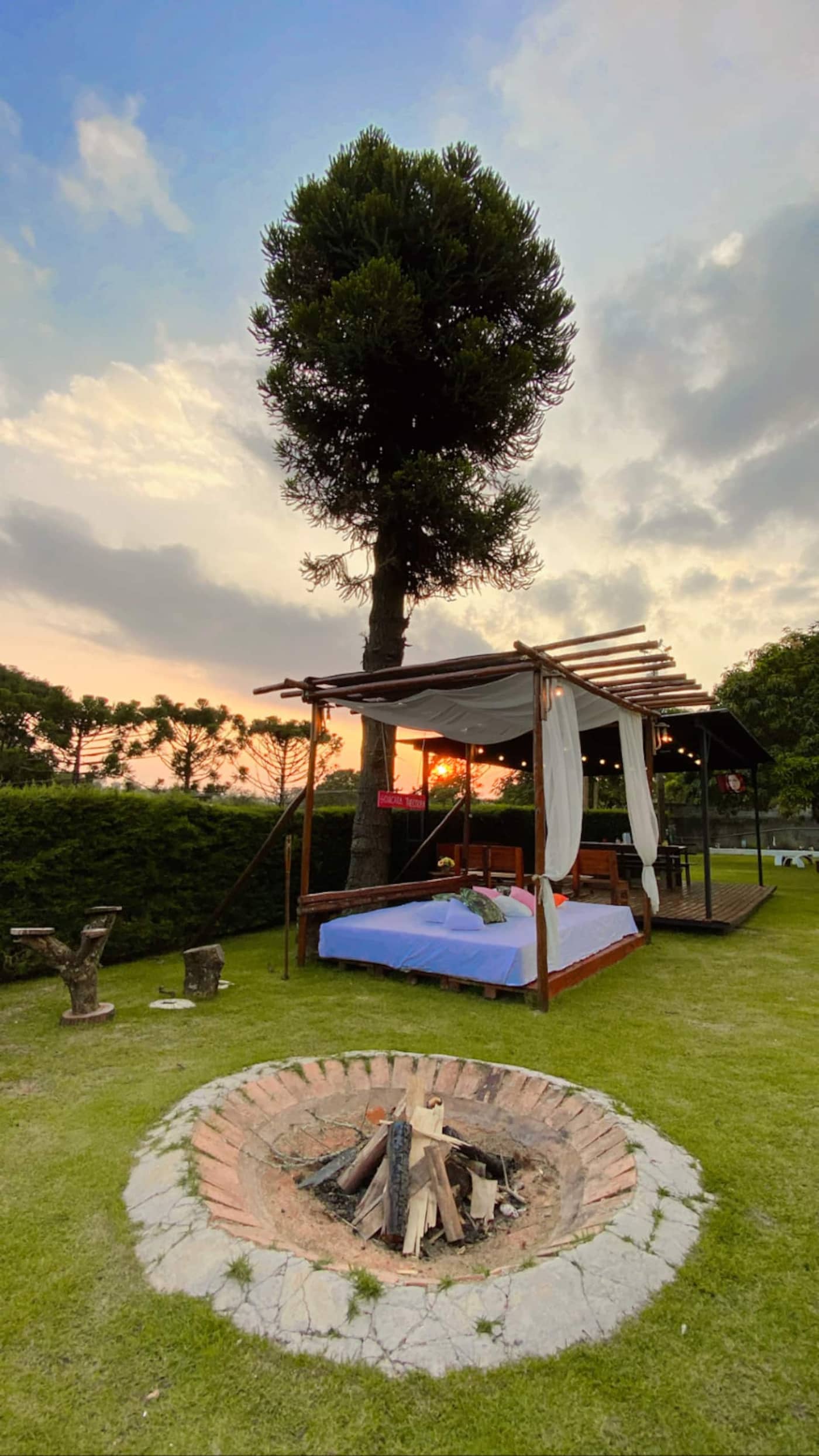 Cama balinesa ao pôr do sol